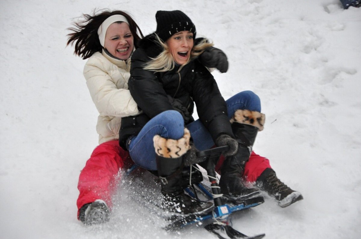 Кататься на снегокате