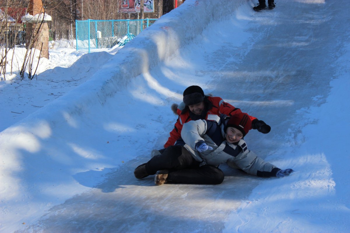 Кататься с ледяной горки