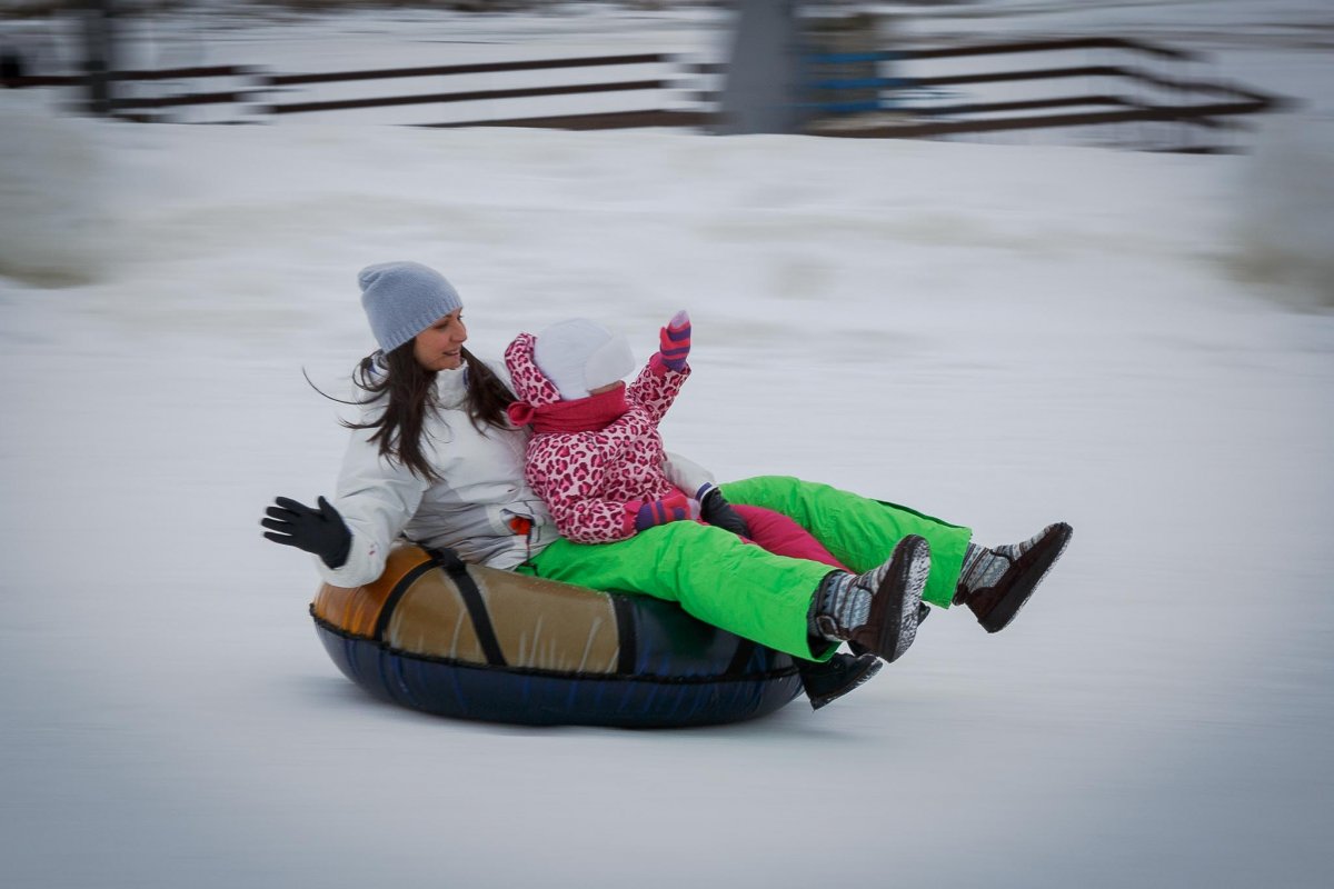 Катание на санках дети