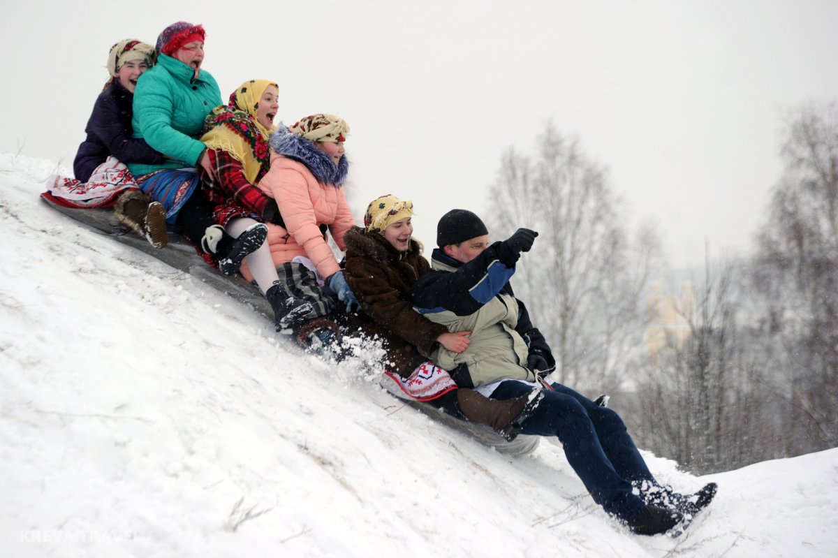 Катание с горы на Масленицу