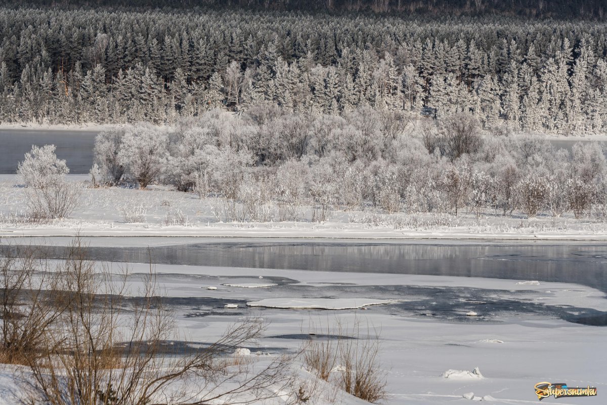 Заснеженный берег реки