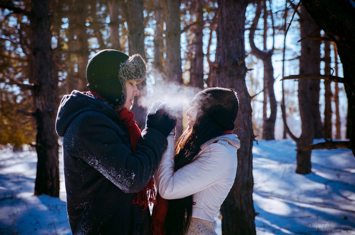 Пара в зимнем лесу