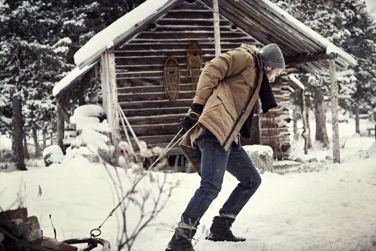 Мужская фотосессия в лесу зимой