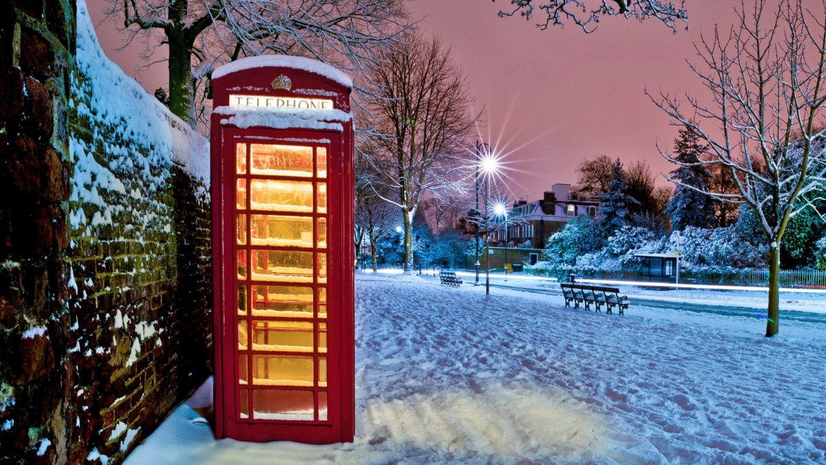 Телефонная будка зимой