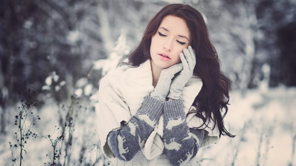 Брюнетка зимой