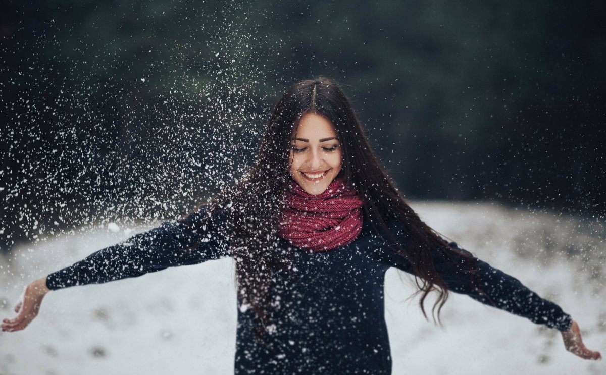Девушка под снегом