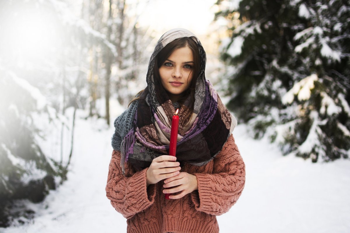 Зима девушка в платке