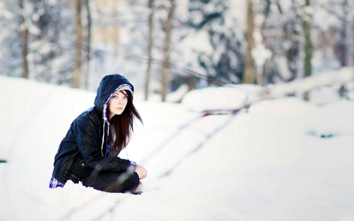 Брюнетка зимой