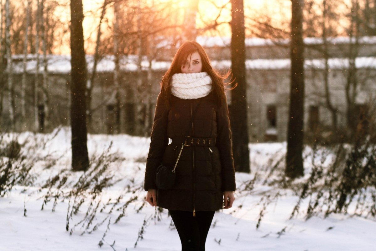 Девушка в платье зимой без лица