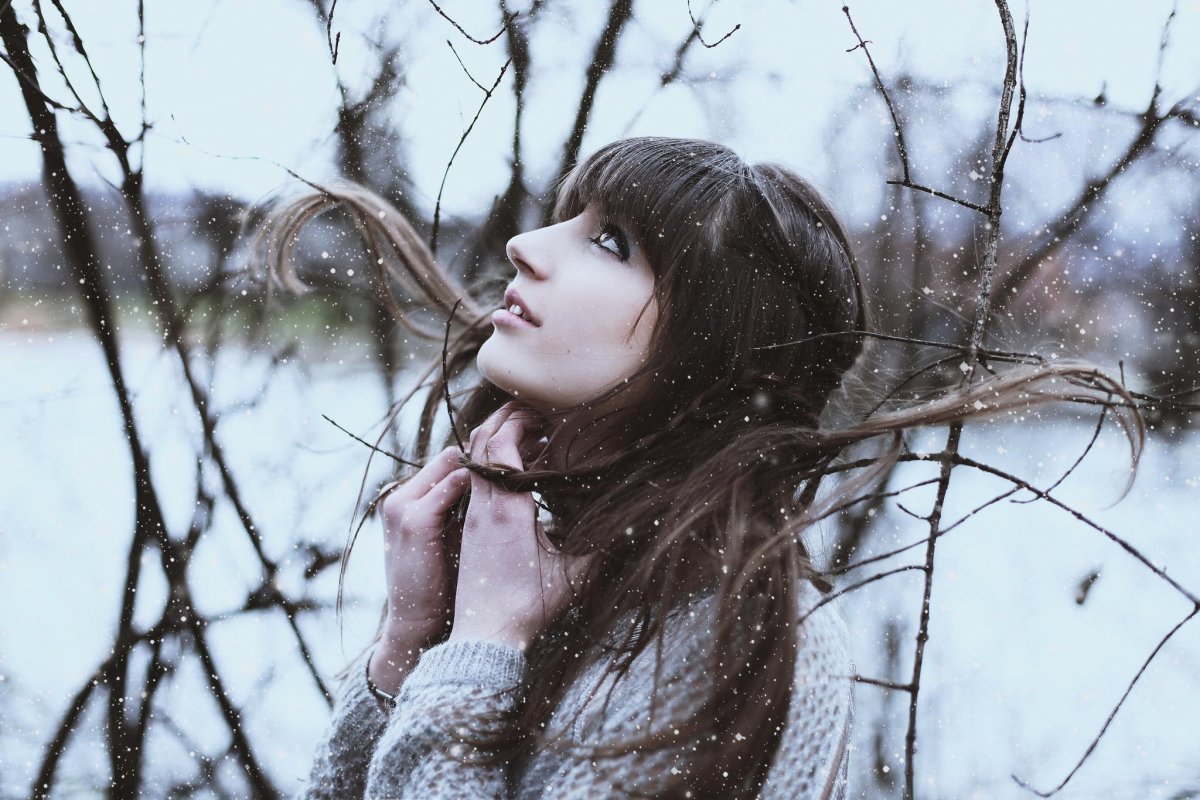 Брюнетка зима снег