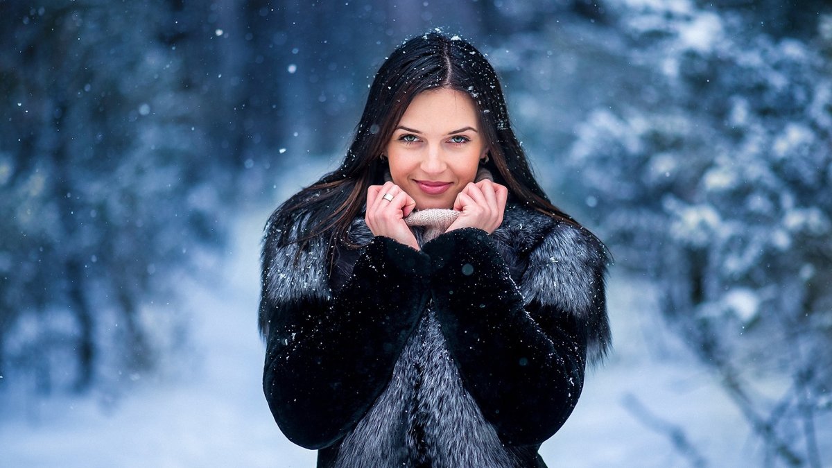 Девушка в шубе