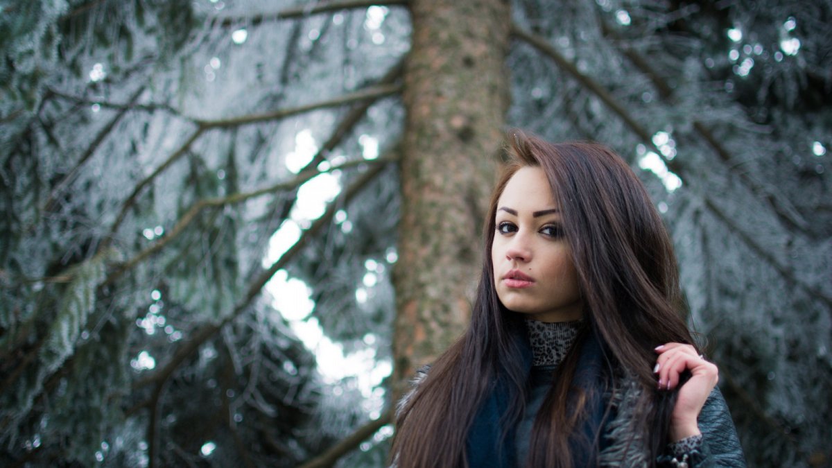 Красивые брюнетки с длинными волосами зимой