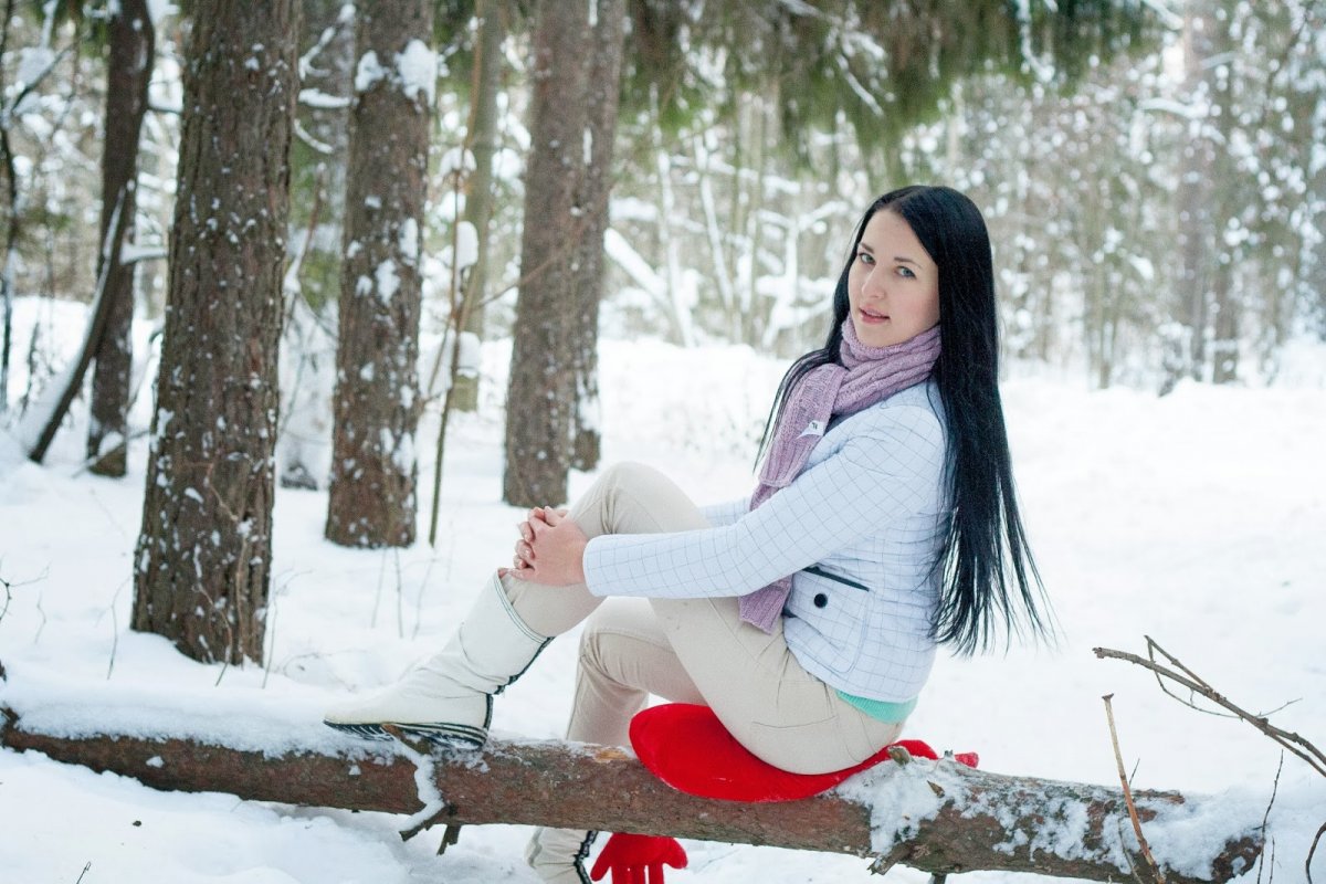 Брюнетка в зимнем лесу