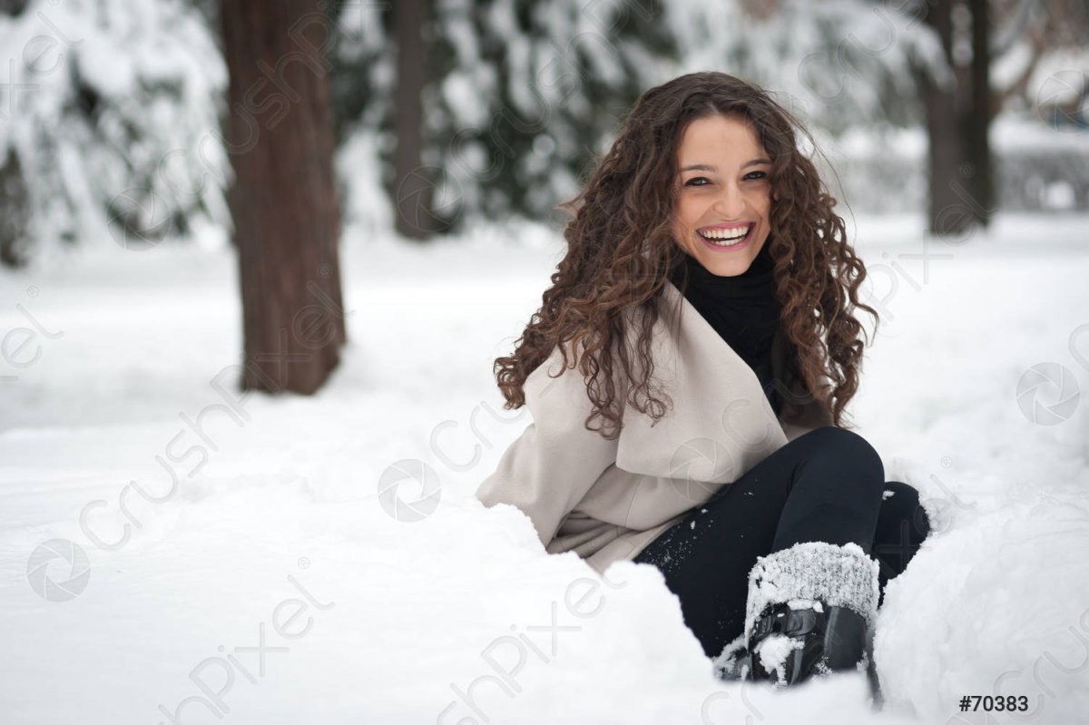 Кудрявая девушка и снег