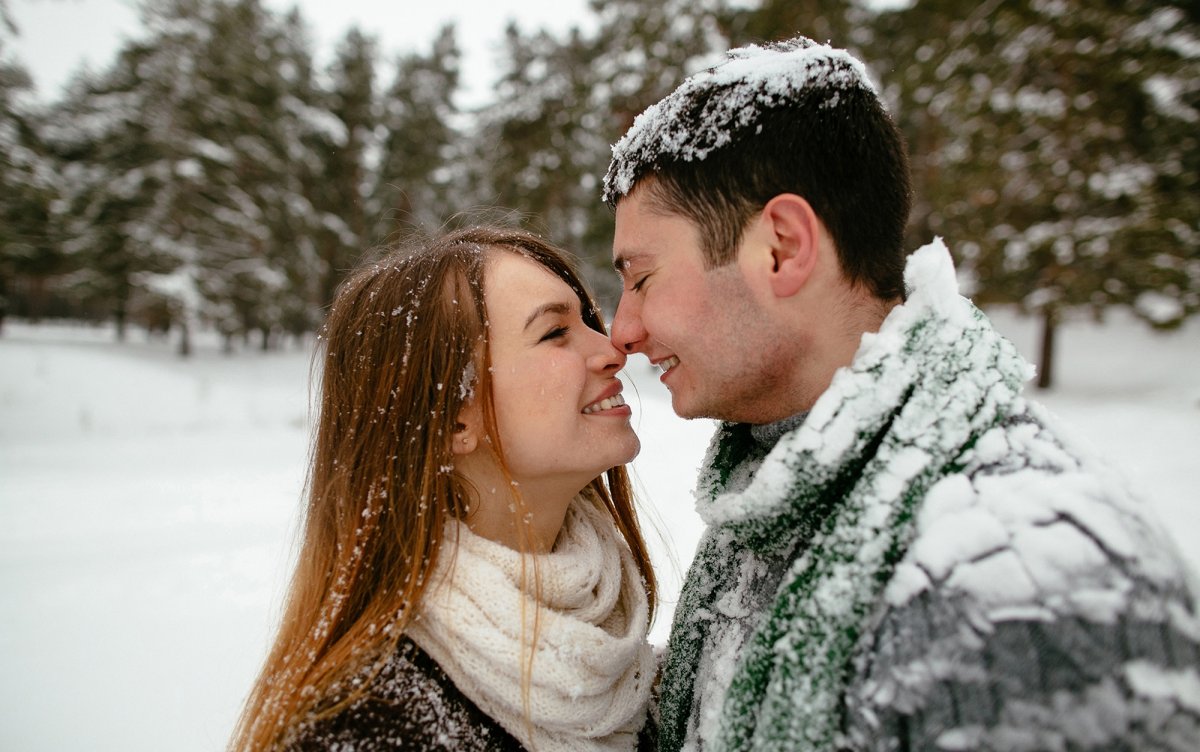 Влюбленная пара зимой