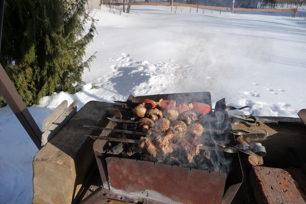Шашлык зимой на природе