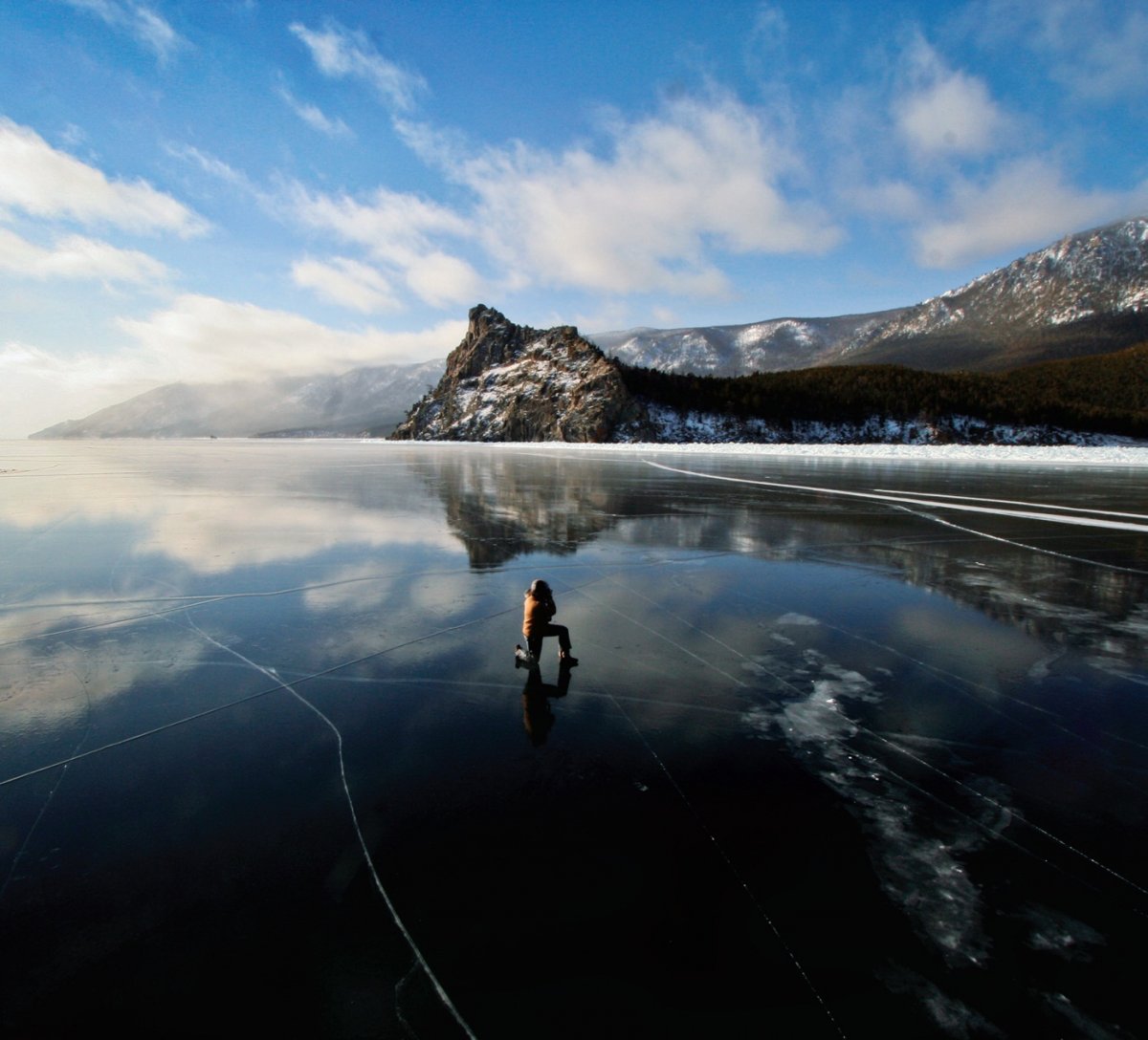 Озеро Байкал зимой лед