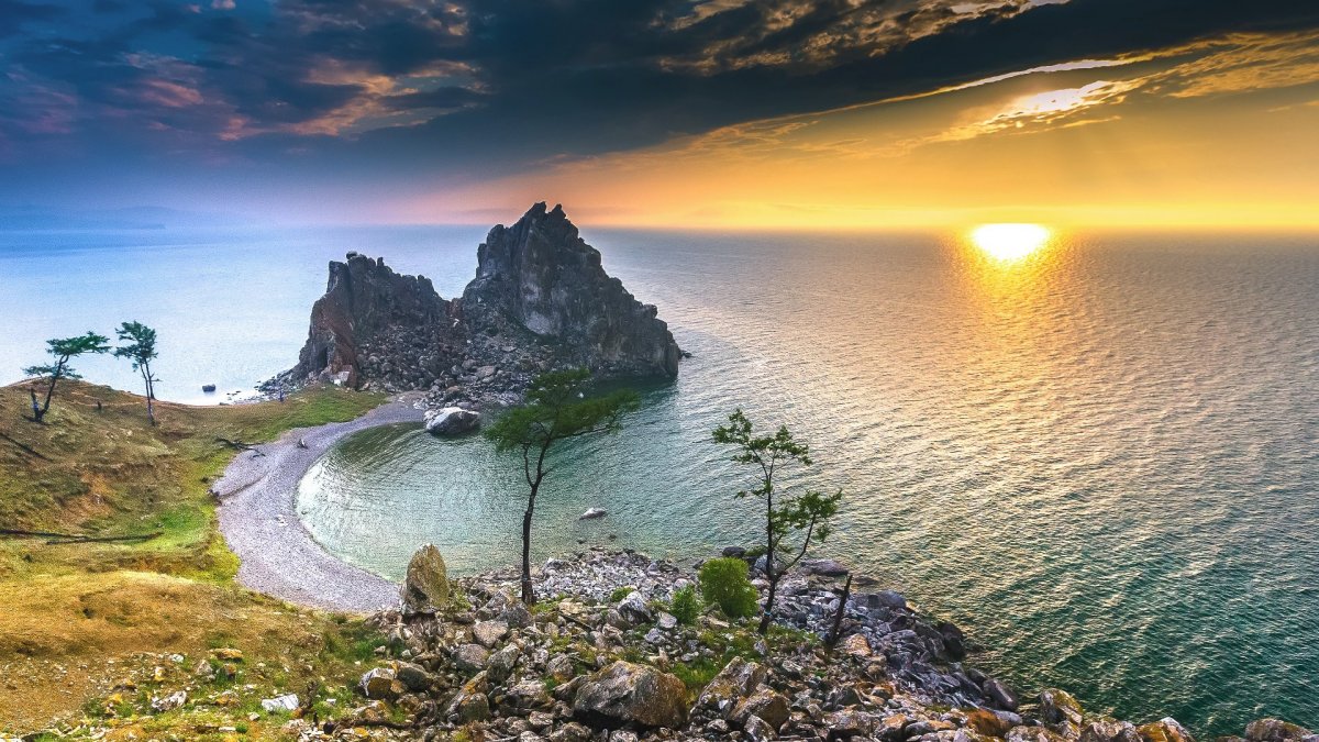 Озеро Байкал летом