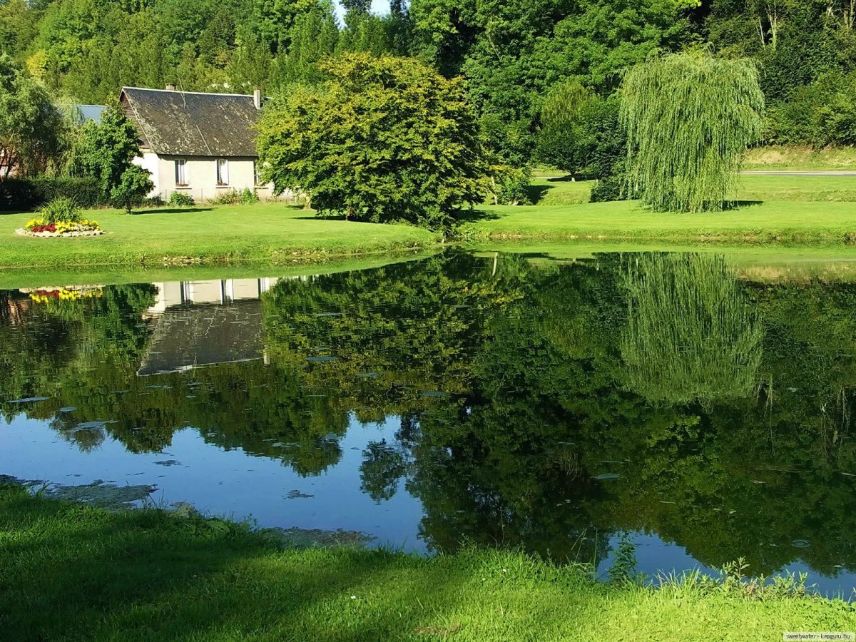 Домик на берегу озера