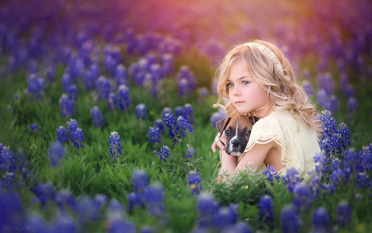 Маленькая девочка с цветами