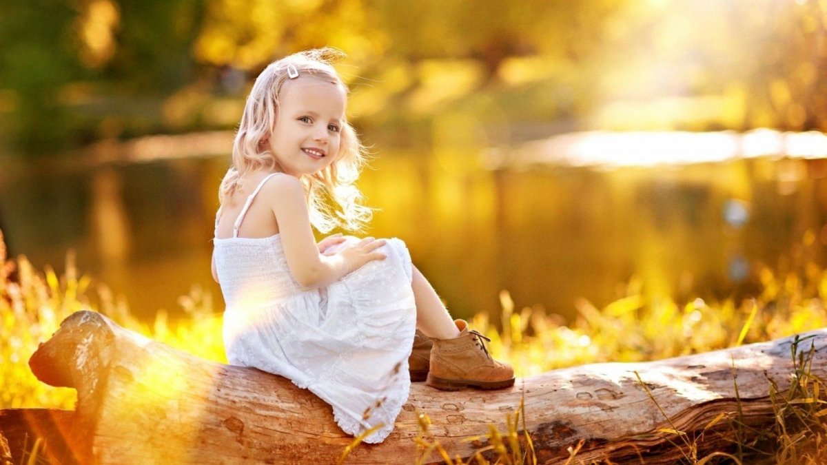 Улыбающийся ребенок на природе