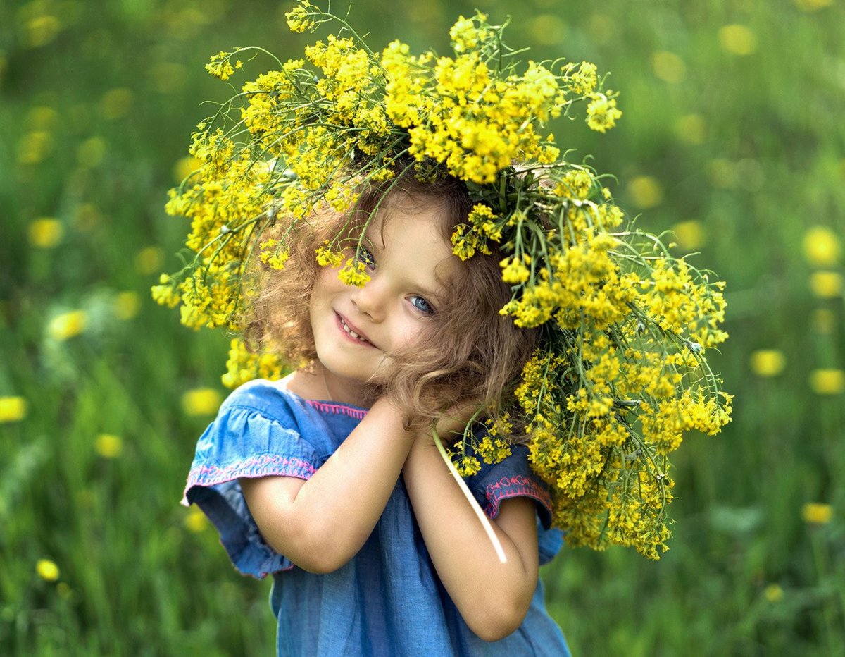 Девочка в венке из цветов