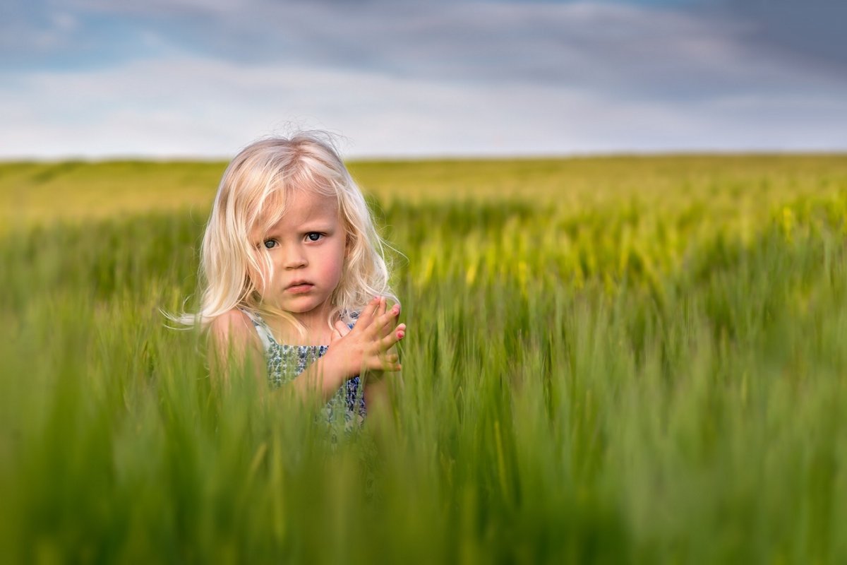Маленькая дети на фоне природы