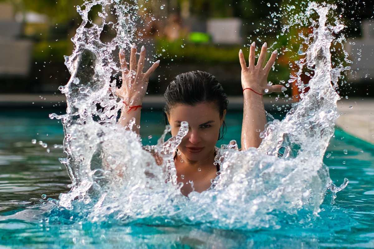 Брызги воды в бассейне