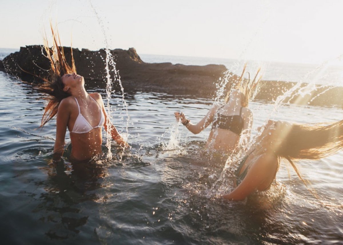 Семья отдыхает на природе