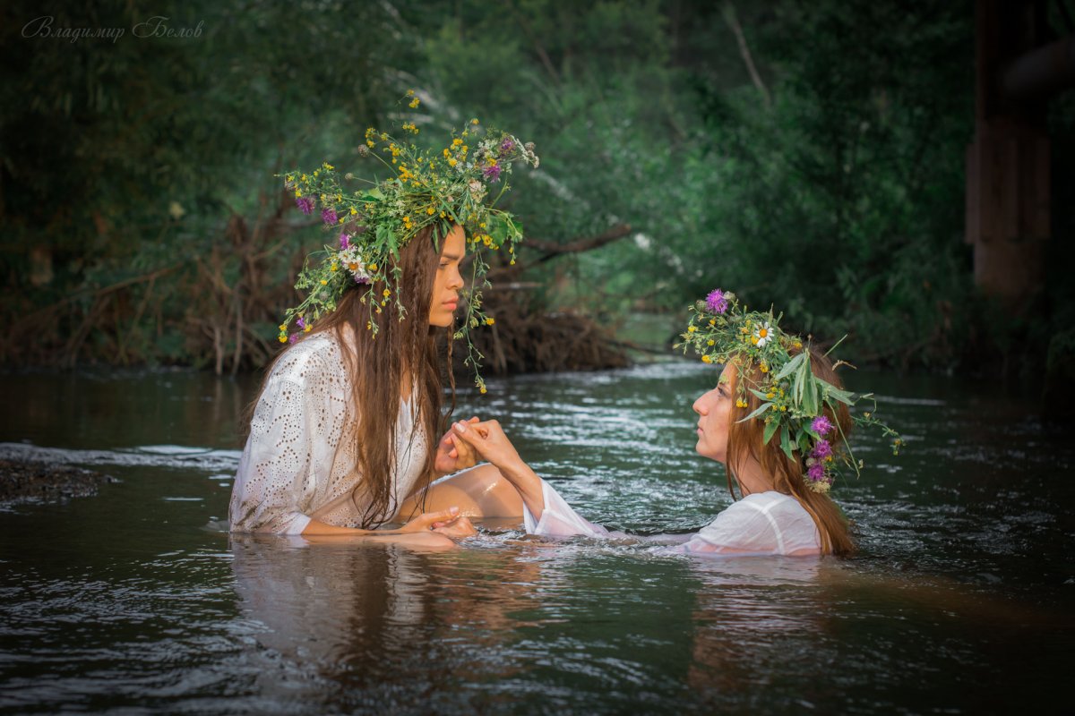 Девушка купается в Горном озере
