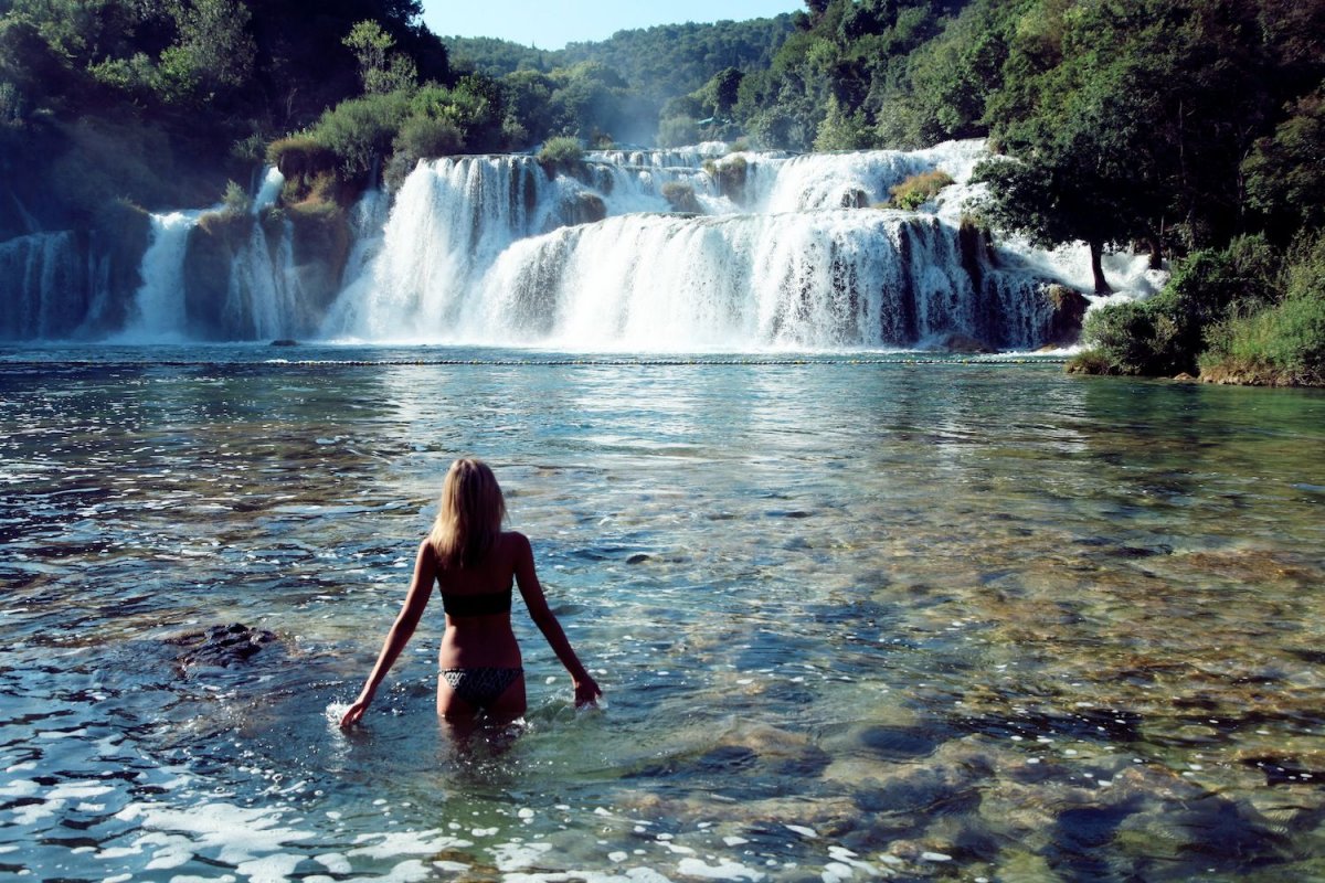Плавать в озере