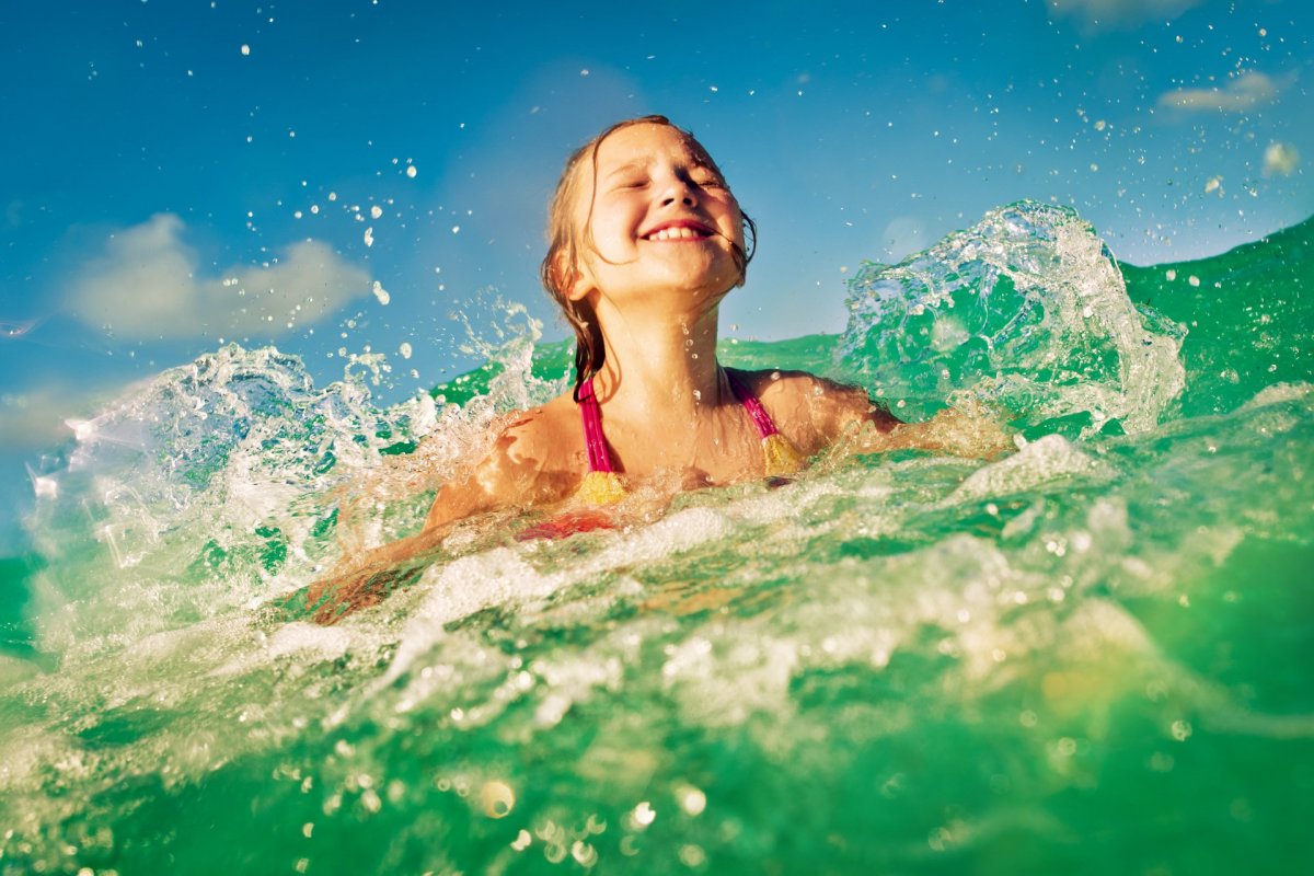 Две девочки летом на озере