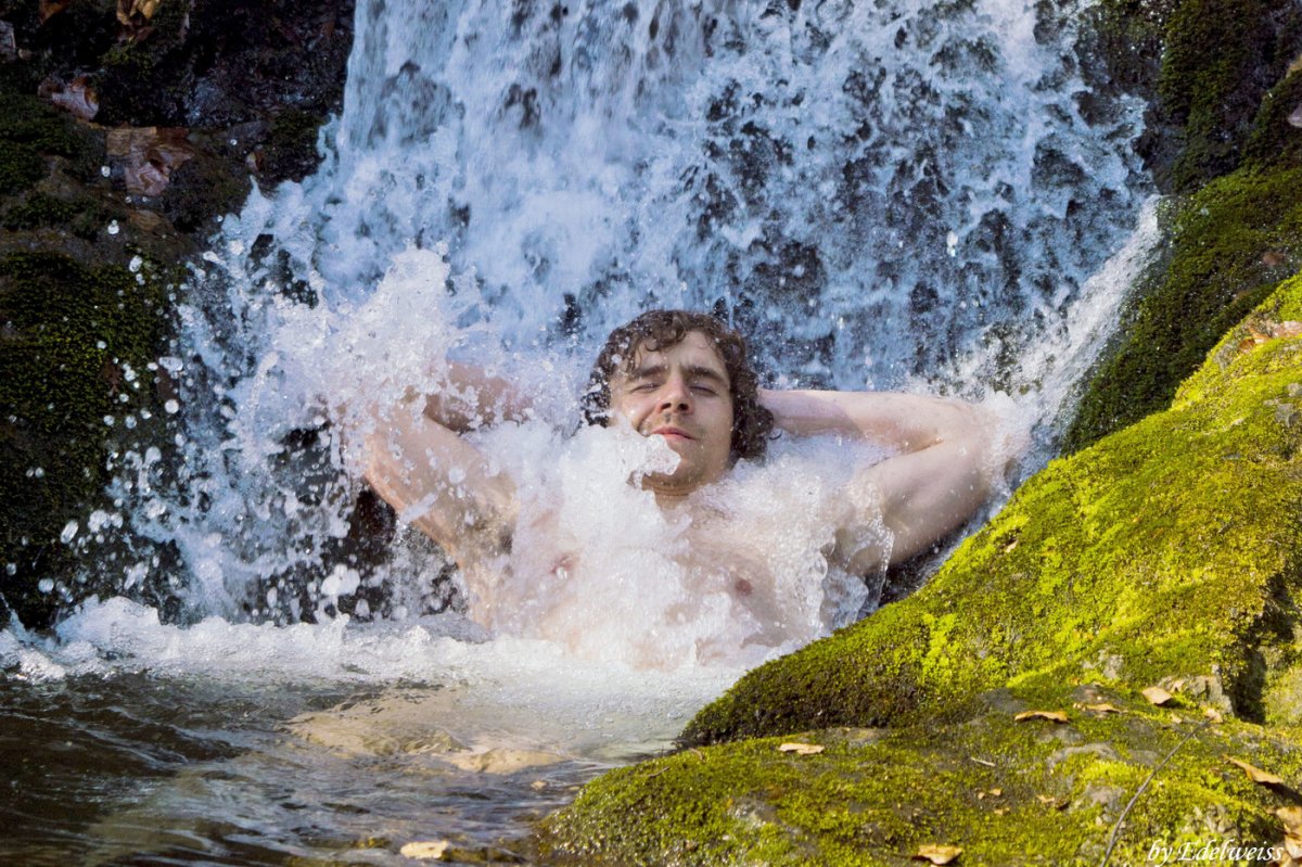 Купание девушек в море