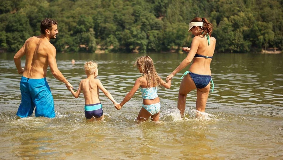 Отдыхающие на озере