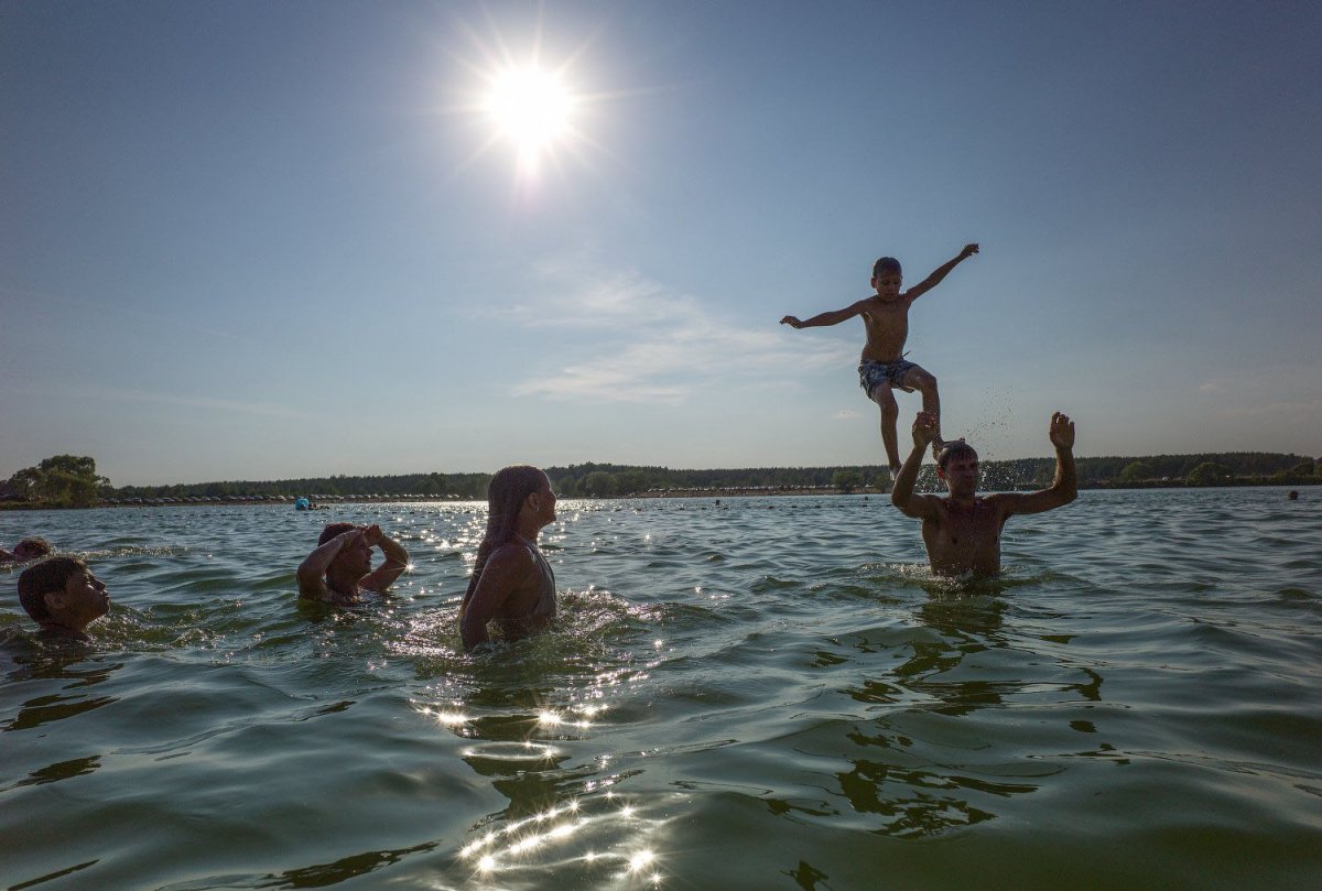 Купаться в озере
