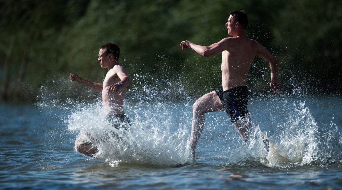 Девушка у реки