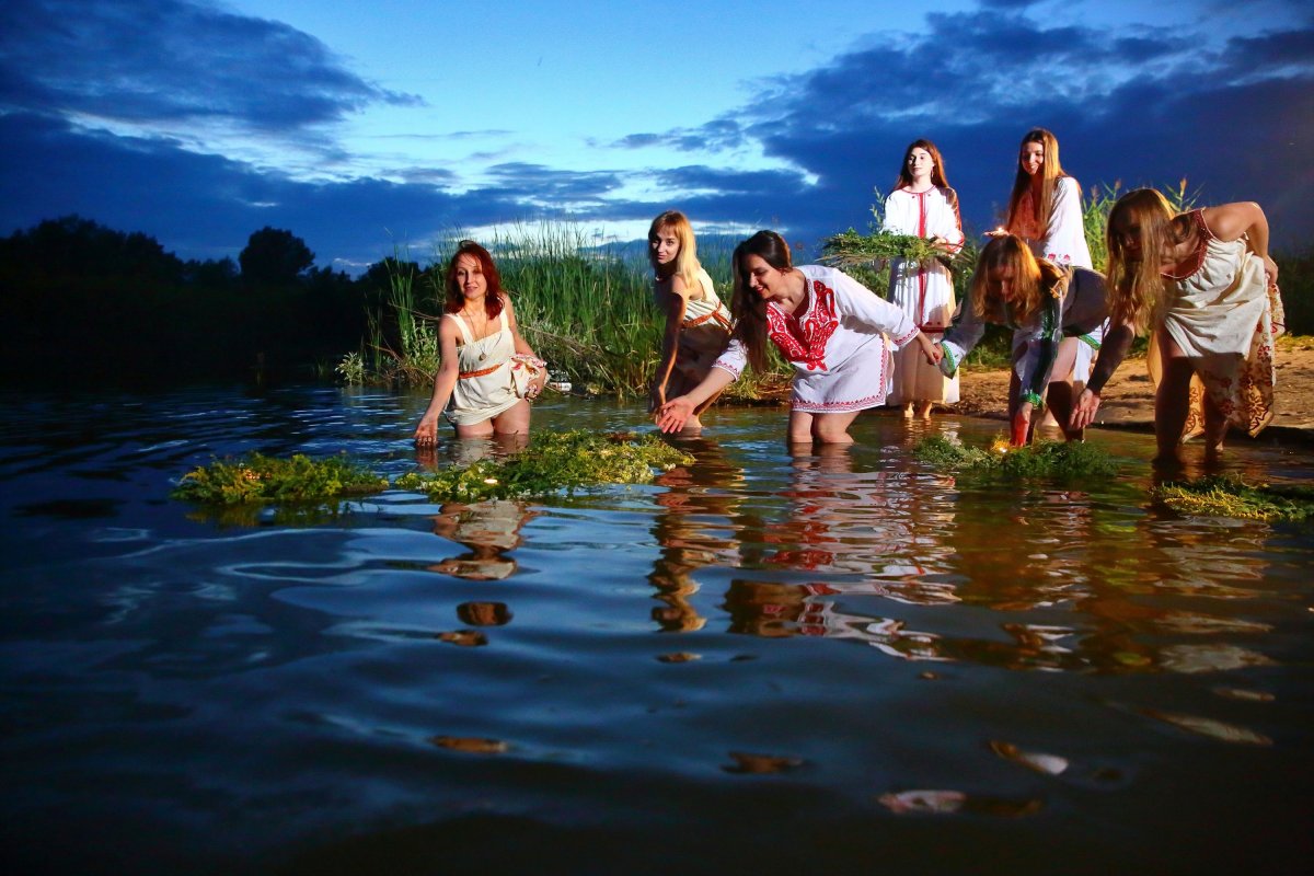 Подростки натуристки на природе