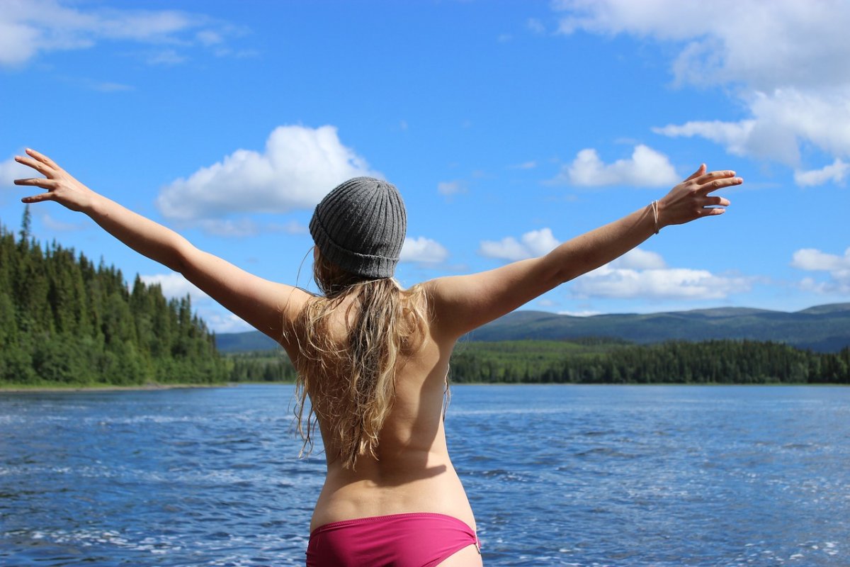 Человек плывет в озере