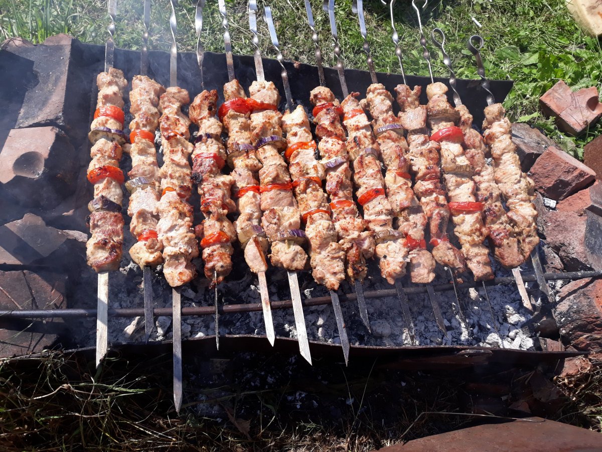 Стол на природе с шашлыками