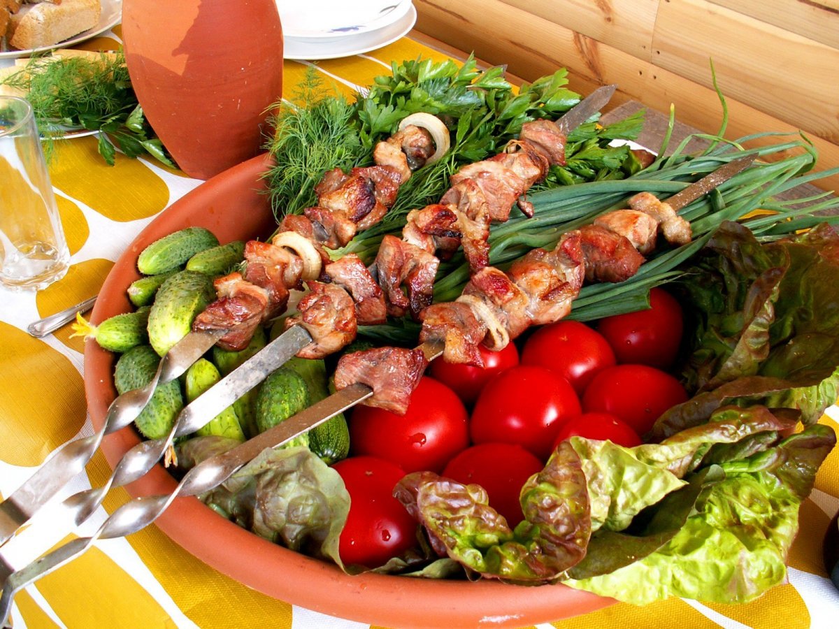Красивый стол с шашлыком
