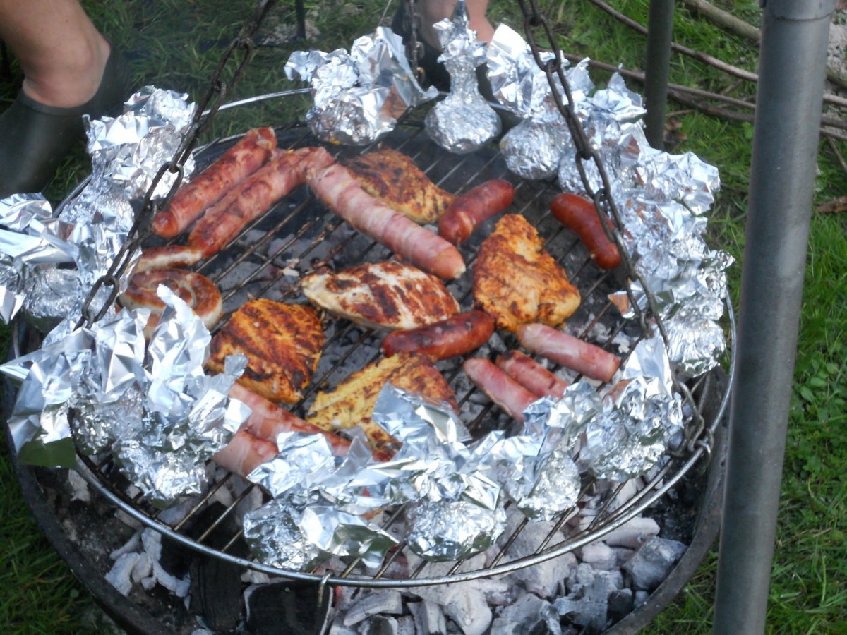 Шашлыки на природе у озера