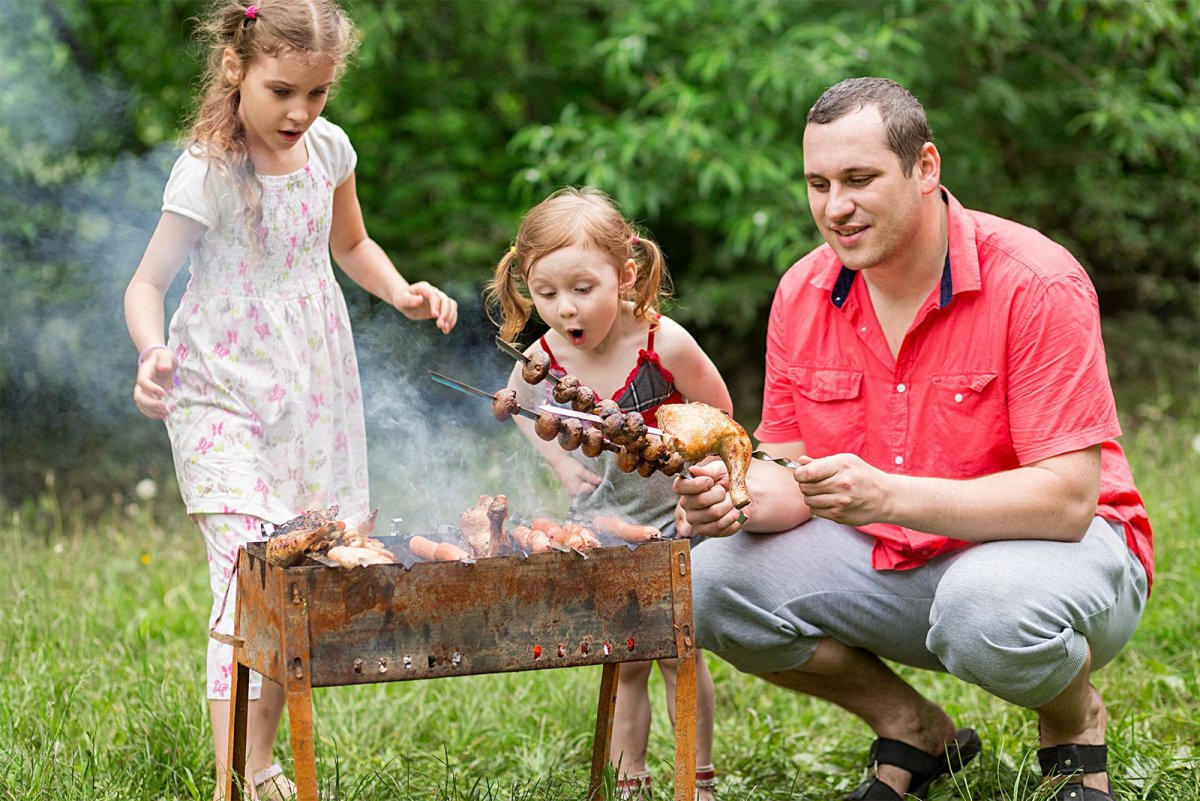 Барбекю на даче с семьей