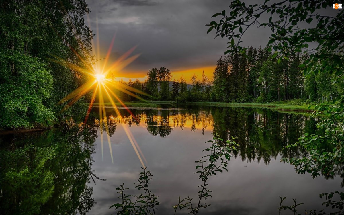 Рассвет над озером