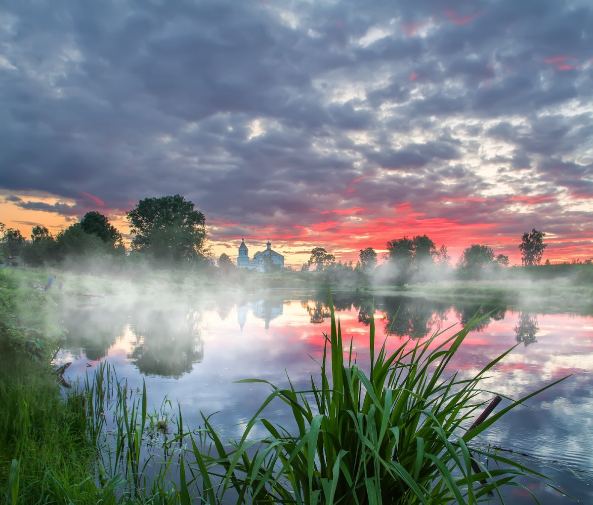Рассвет над рекой