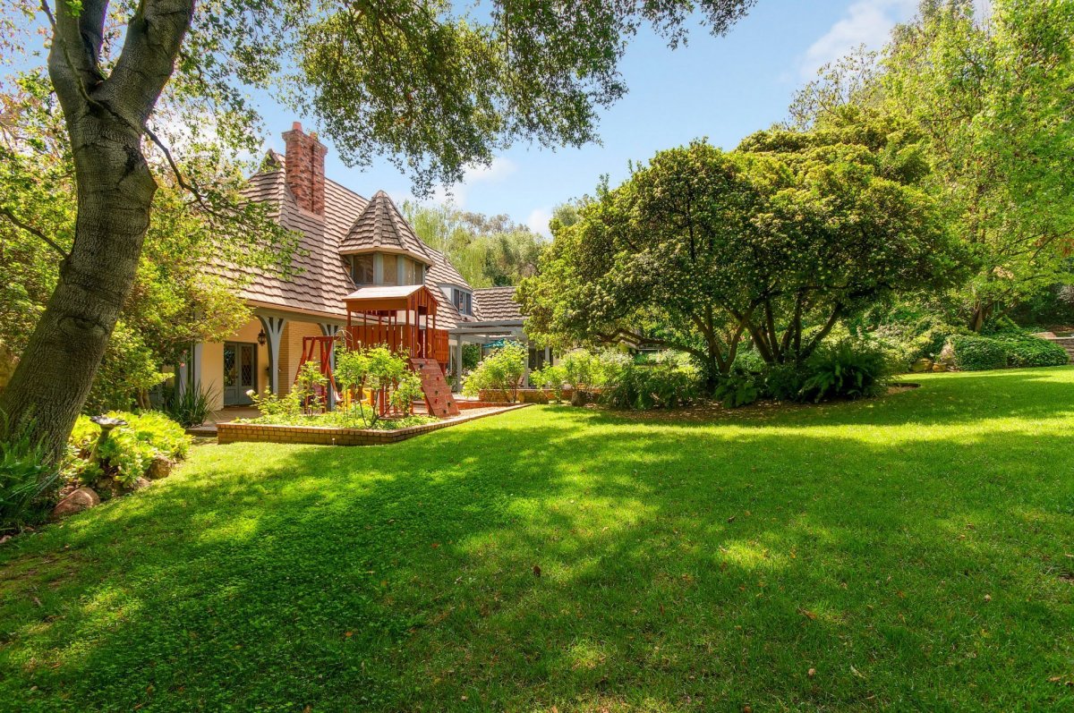 Красивая дача