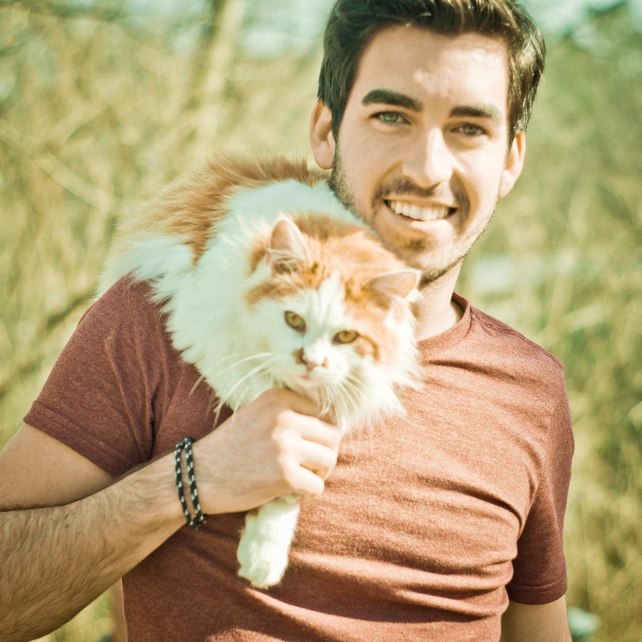 Мужчина любящие кошек. Котик Кевин. Мужчина с котом. Мужчина с котиком на руках. Котенок на руках у мужчины.