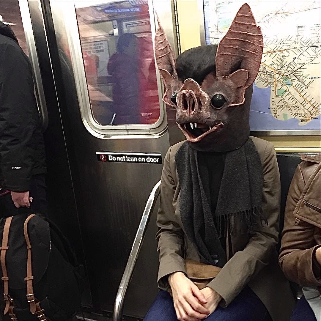 Глупые маски. Странные маски. Смешные люди в метро.