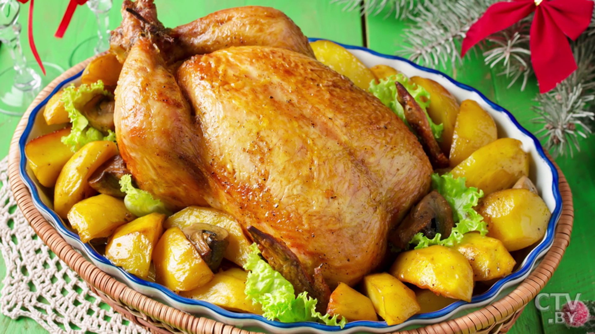 Цыпленок с картошкой в духовке рецепт. Жареная Курочка с картошкой. Курица с яблоками в духовке. Жареная курица на новый год. Курица запеченная с яблоками.