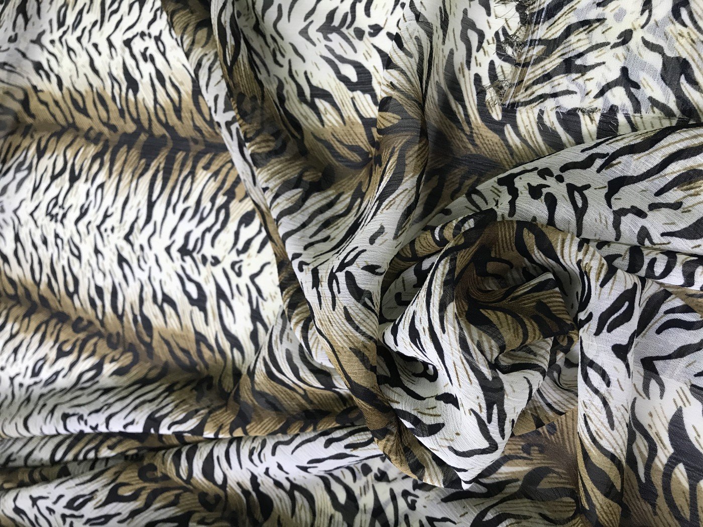 Пестрая ткань. Тигровая ткань. Ткань тигровой расцветки. Ткань с тигровым принтом. Ткань принт тигр.