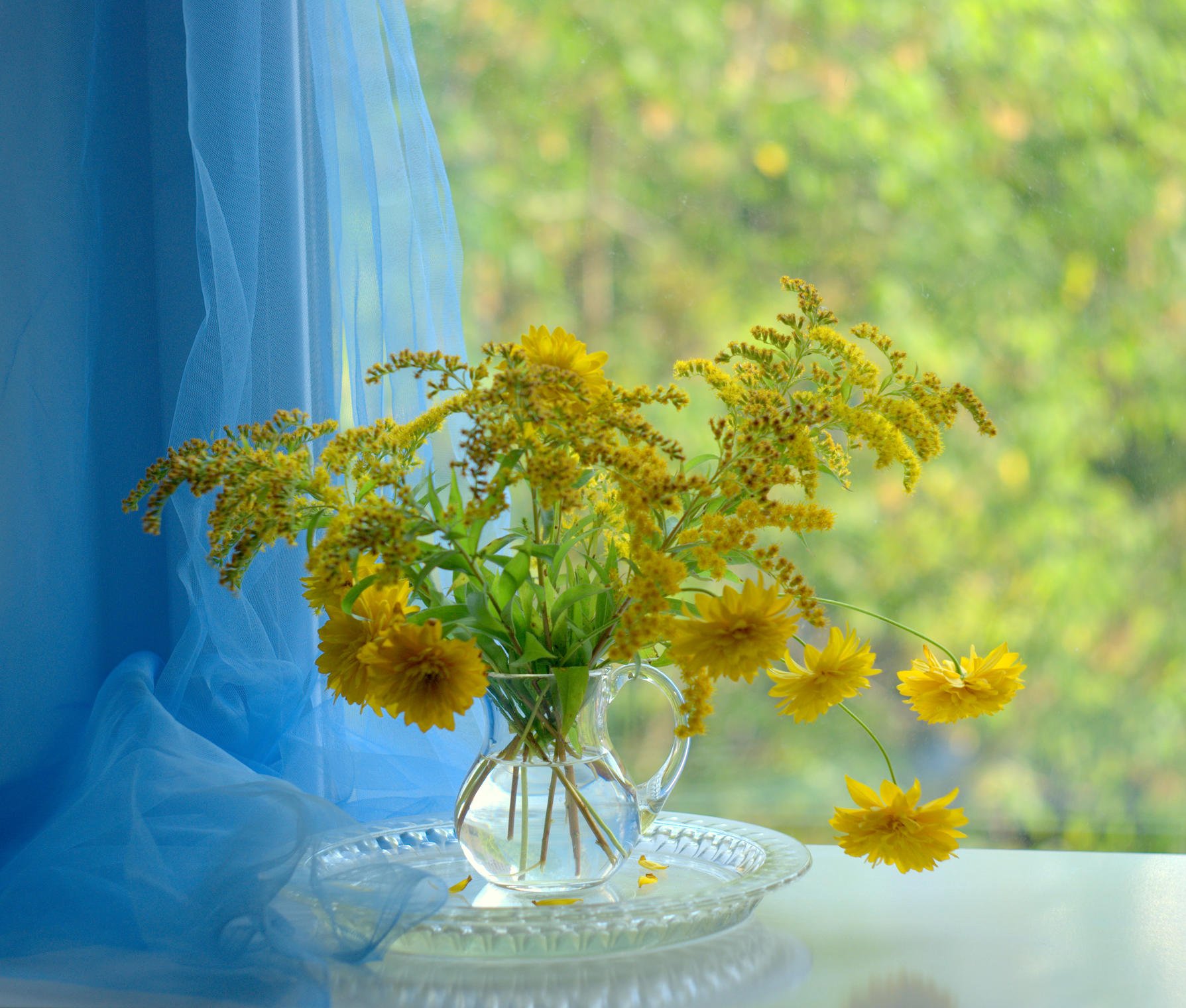Желтое доброе утро картинки. Сентябрьское утро. Утро цветы. Желтые осенние цветы. Доброе утро желтые цветы.